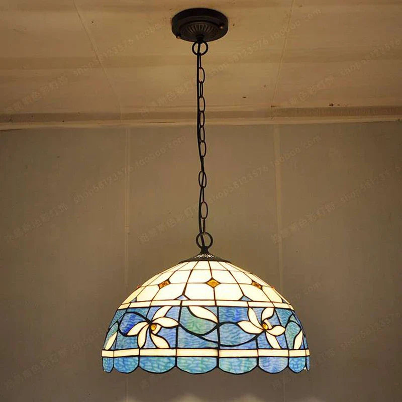lampadario antico in vetro colorato per atmosfera nostalgica e ristorante