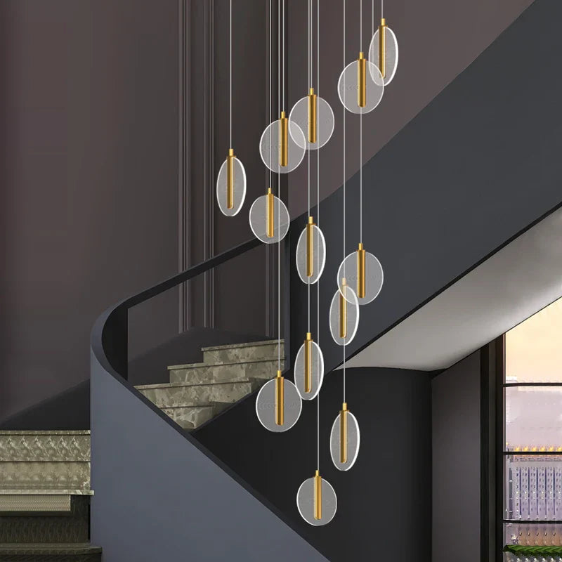 lampadario a led moderno per scala a chiocciola con soffitto alto