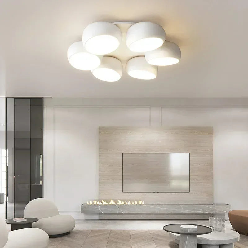Lampadario dal design contemporaneo luminoso e sofisticato.