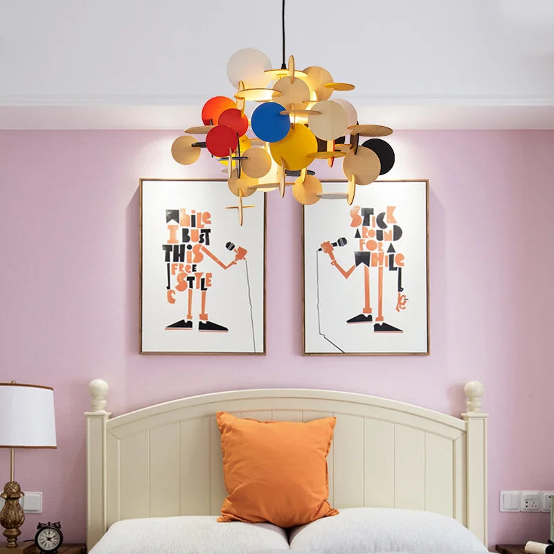 lampadario moderno in legno nordico con illuminazione colorata decorativa
