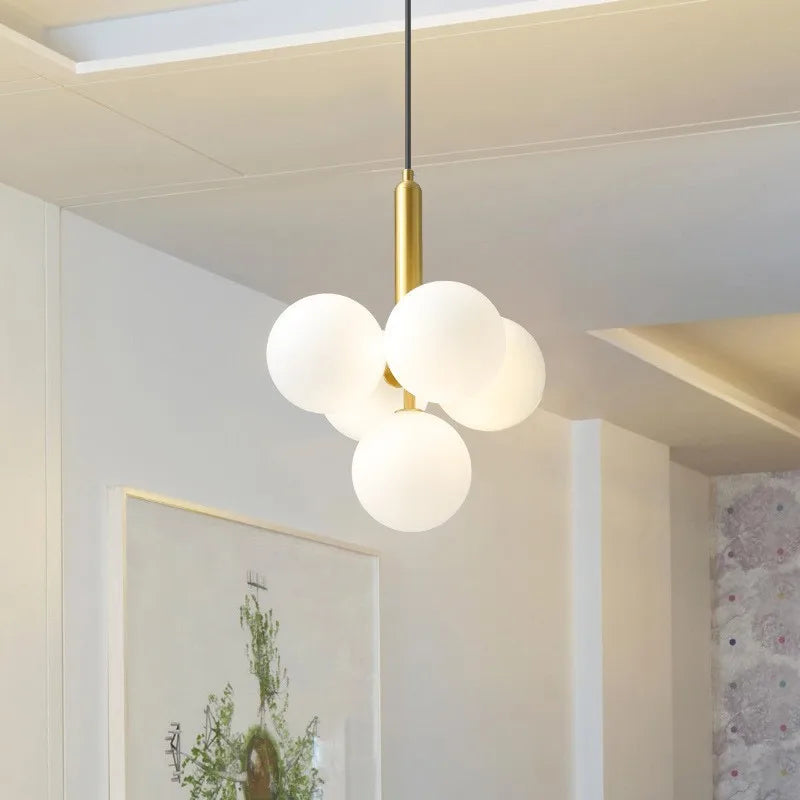 Elegante lampadario scandinavo in vetro satinato