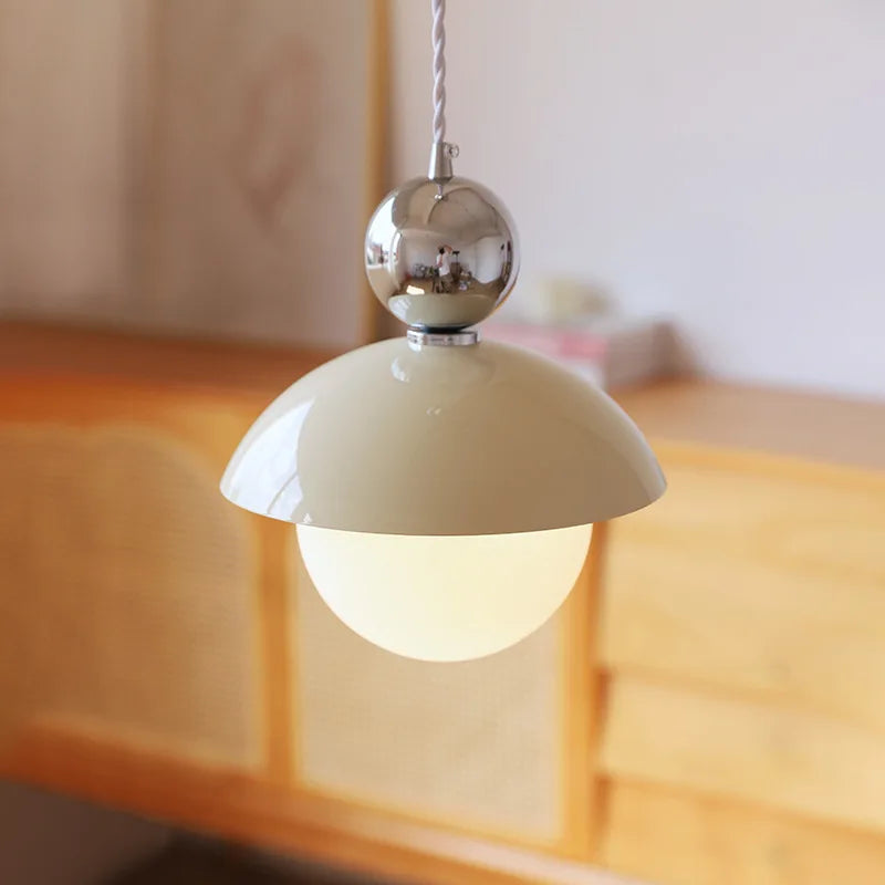 lampadario a sfera di vetro luminoso per interni eleganti