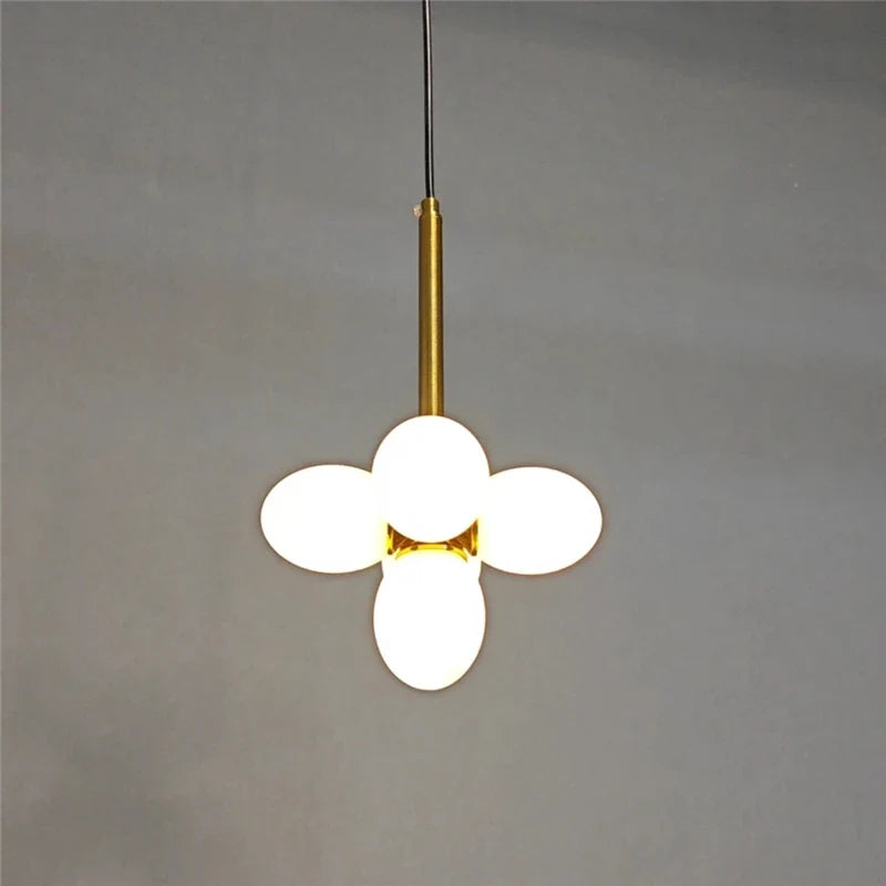 lampadario minimalista in vetro forma uovo per un'illuminazione moderna