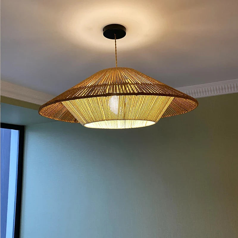 Lampadario in corda e rattan naturale