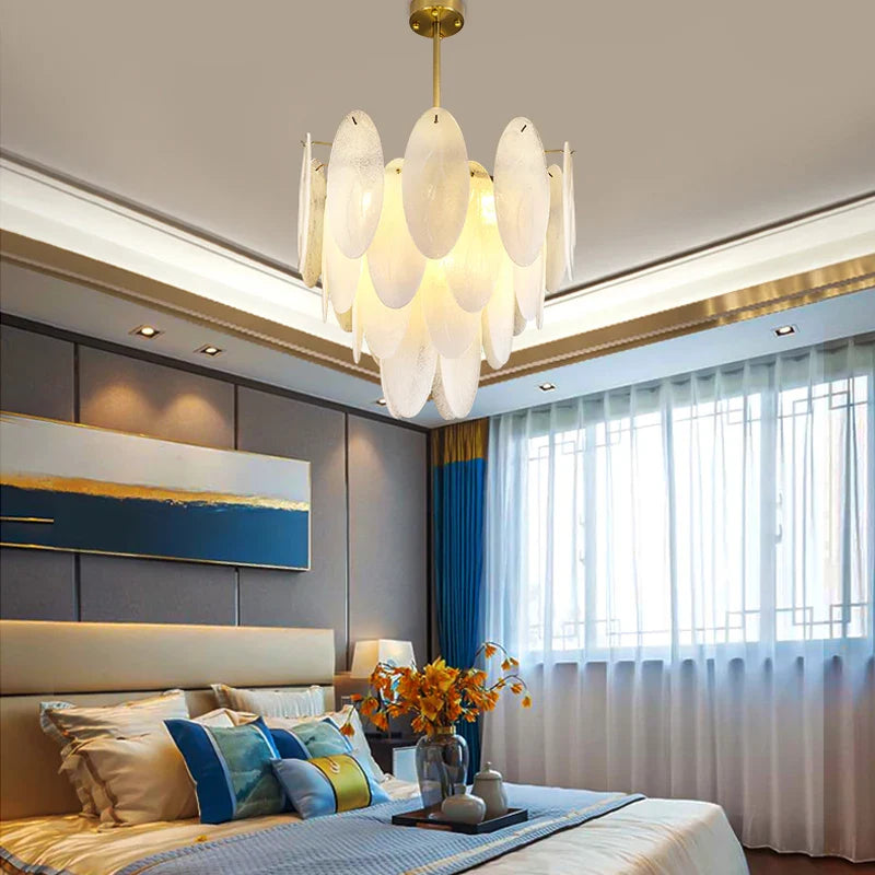 lampadario moderno in vetro con piume e illuminazione led