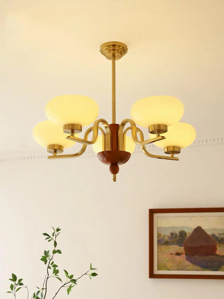 Lampadario luminoso dal design retrò.