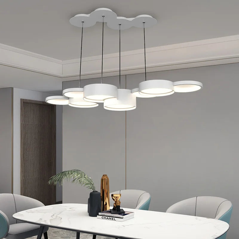 Lampadario moderno illuminante con sofisticatezza.