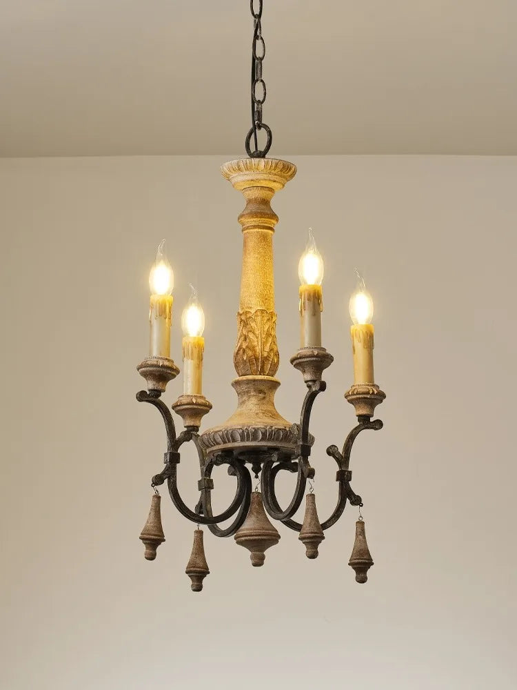 lampadario vintage in legno intagliato per un\'illuminazione elegante in casa