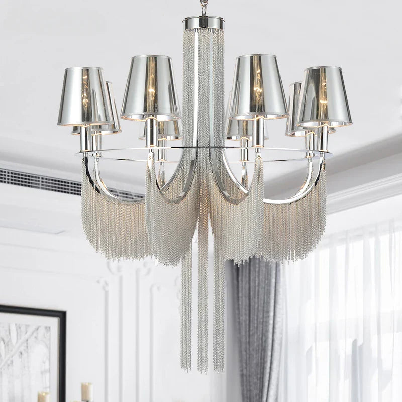Lampadario glamour illumina atmosfera matrimonio.