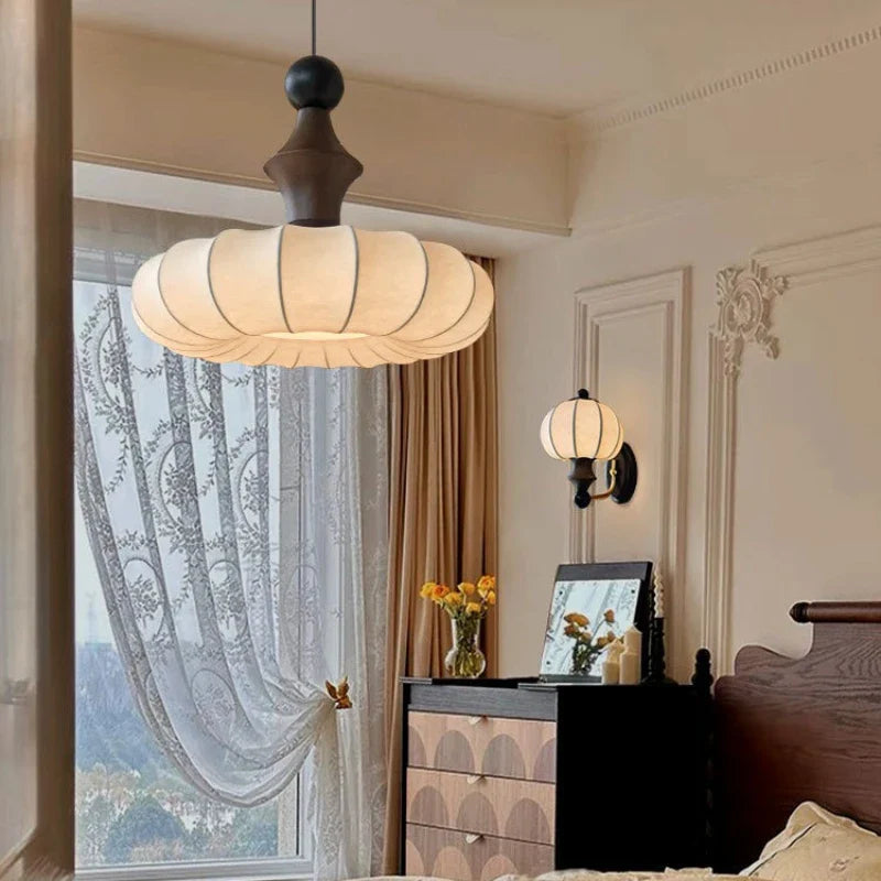 lampadario in seta con paralume in tessuto luminoso