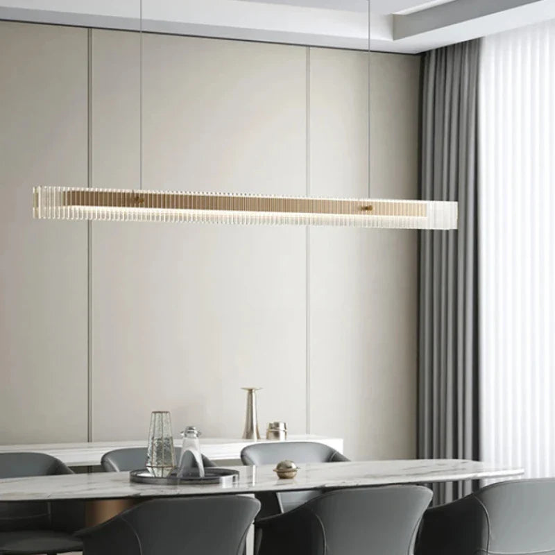 Lampadario in vetro contemporaneo luminoso.
