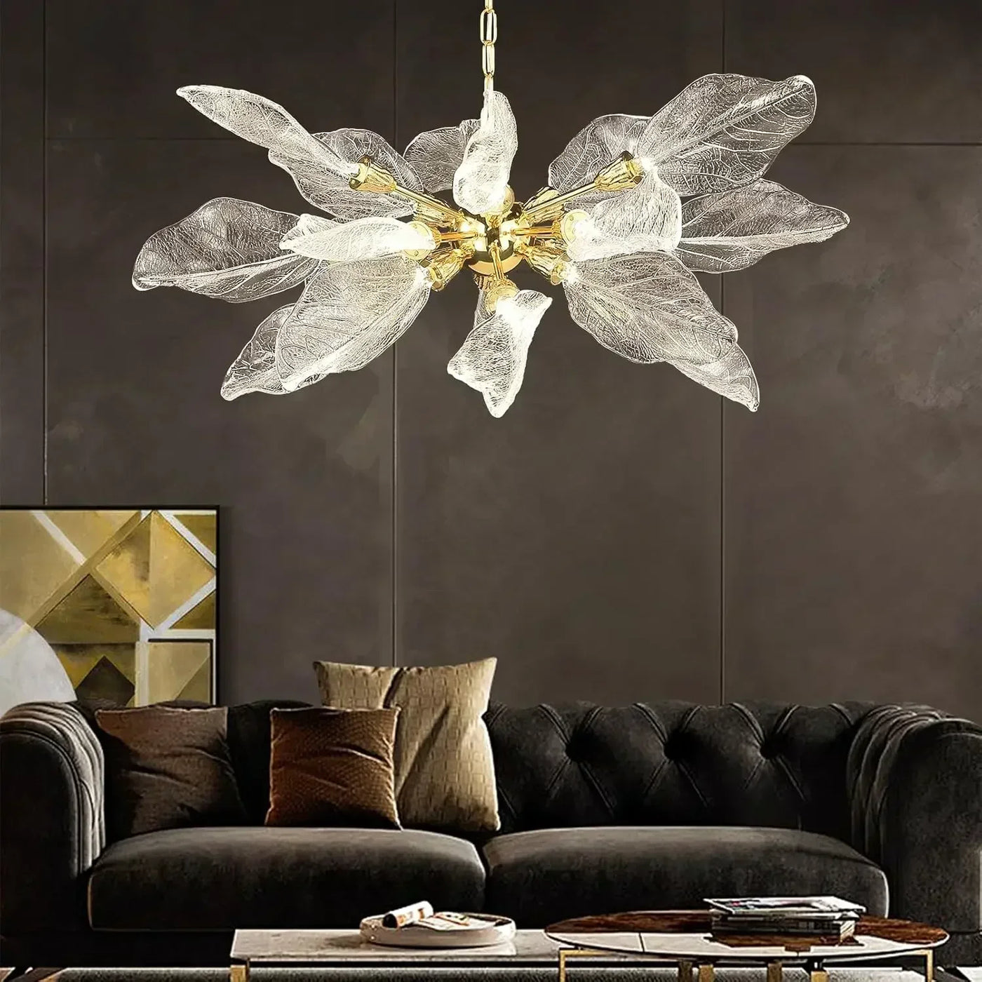 lampadario moderno in metallo con design elegante e foglie decorative