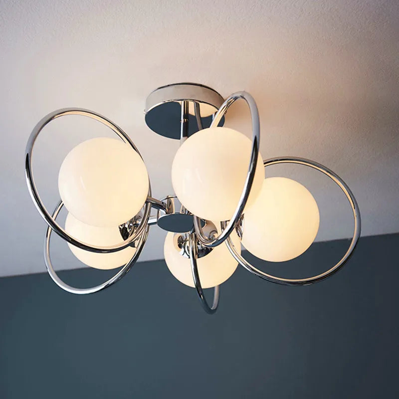 lampadario moderno in vetro per un interno dal design elegante