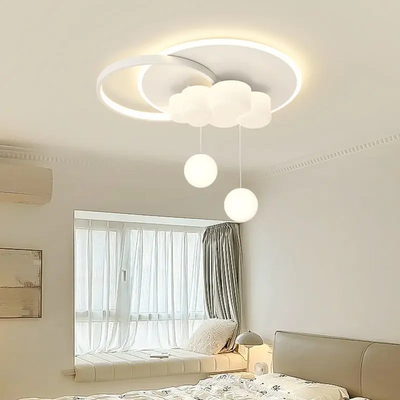 plafoniera minimalista con bolla sospesa e lampadario a nuvola