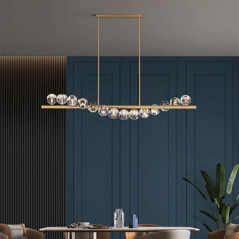 Elegante lampadario in rame e cristallo.