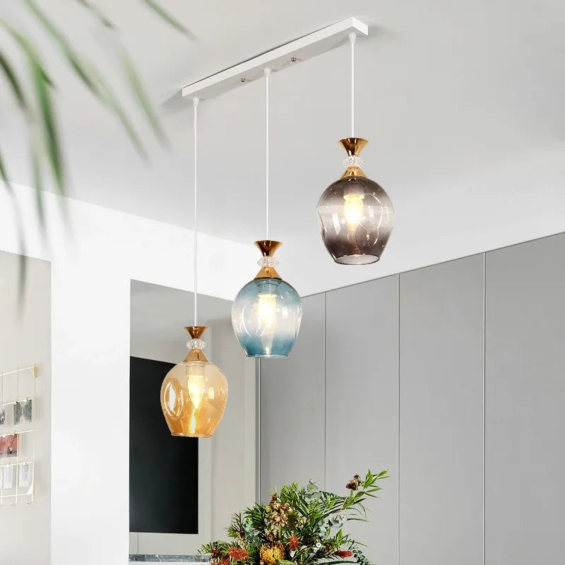 lampadario sospeso in vetro colorato per decorazione nordica di ristorante