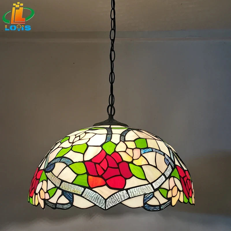 Lampadario vintage dal design floreale in vetro