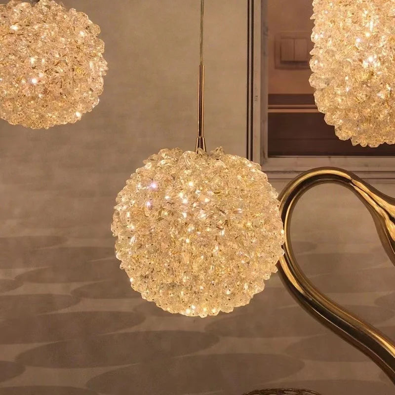 lampadario in cristallo LED leggero per un'atmosfera romantica ed elegante