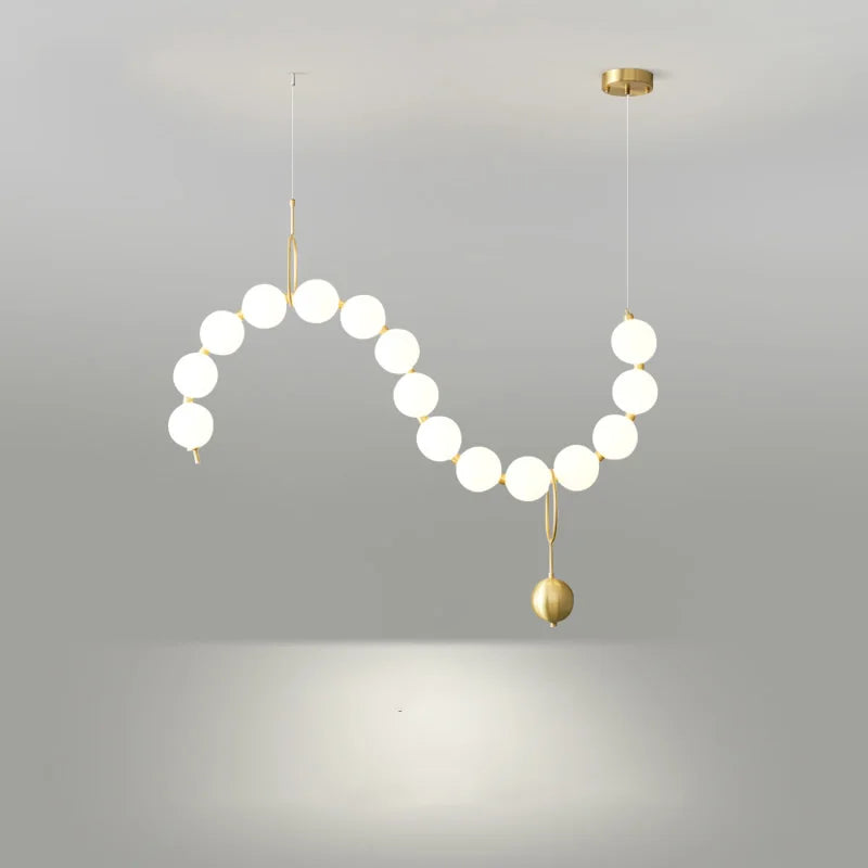 lampadario sospeso in acrilico bianco con perle