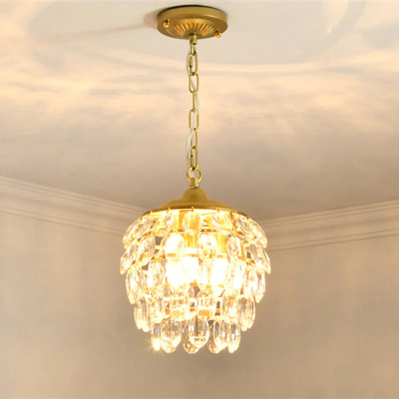 lampadario moderno in cristallo dorato per interni luminosi
