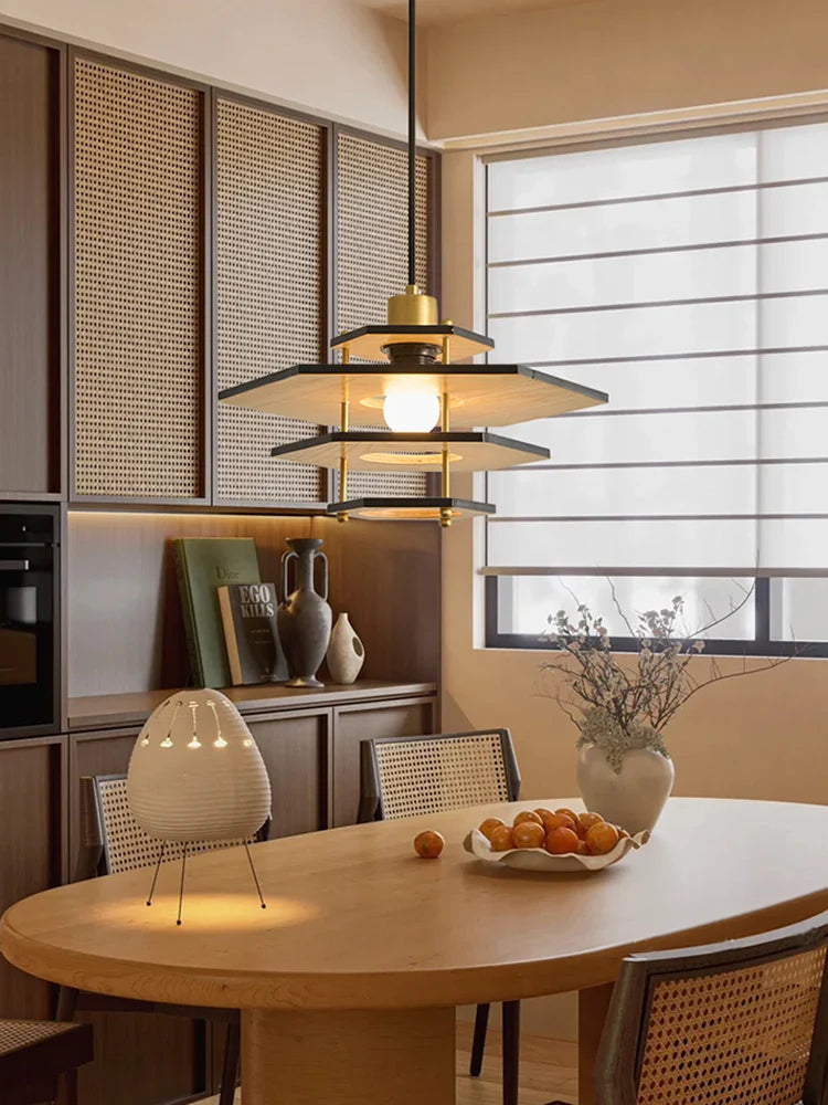lampadario in legno massiccio stile medievale per ristorante e bar