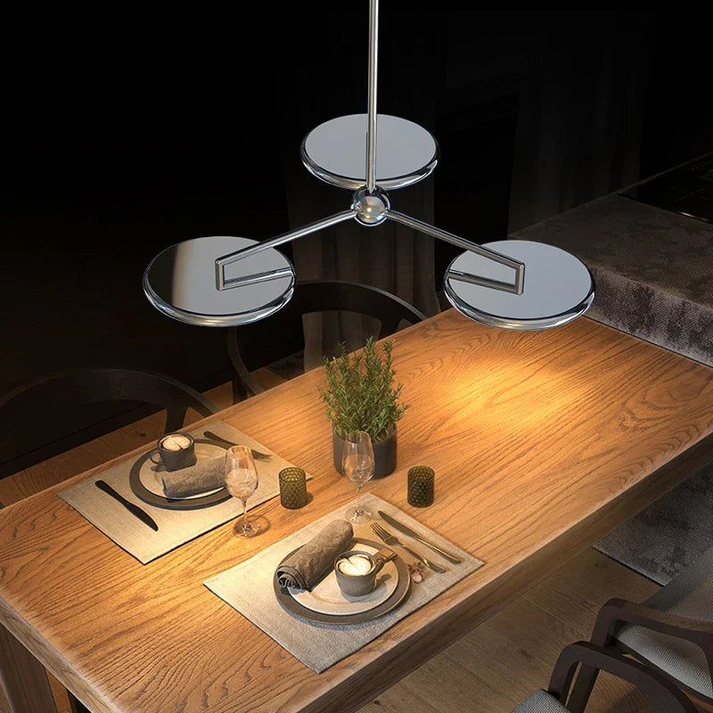 Lampadario sospeso dal design moderno e luminoso.