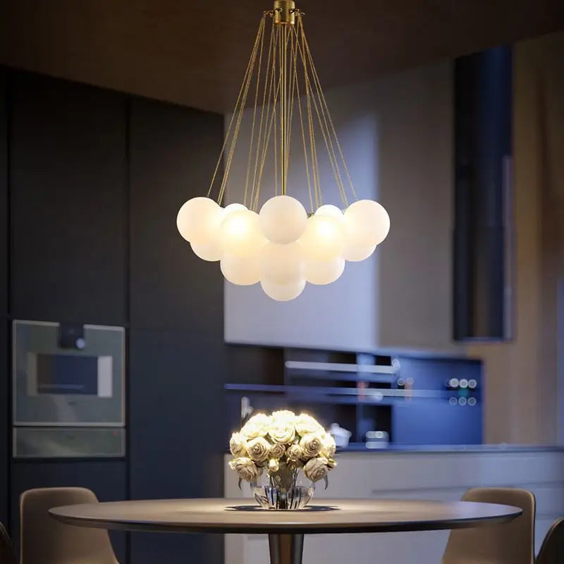 lampadario moderno in vetro con bolle bianche per decorazione casa