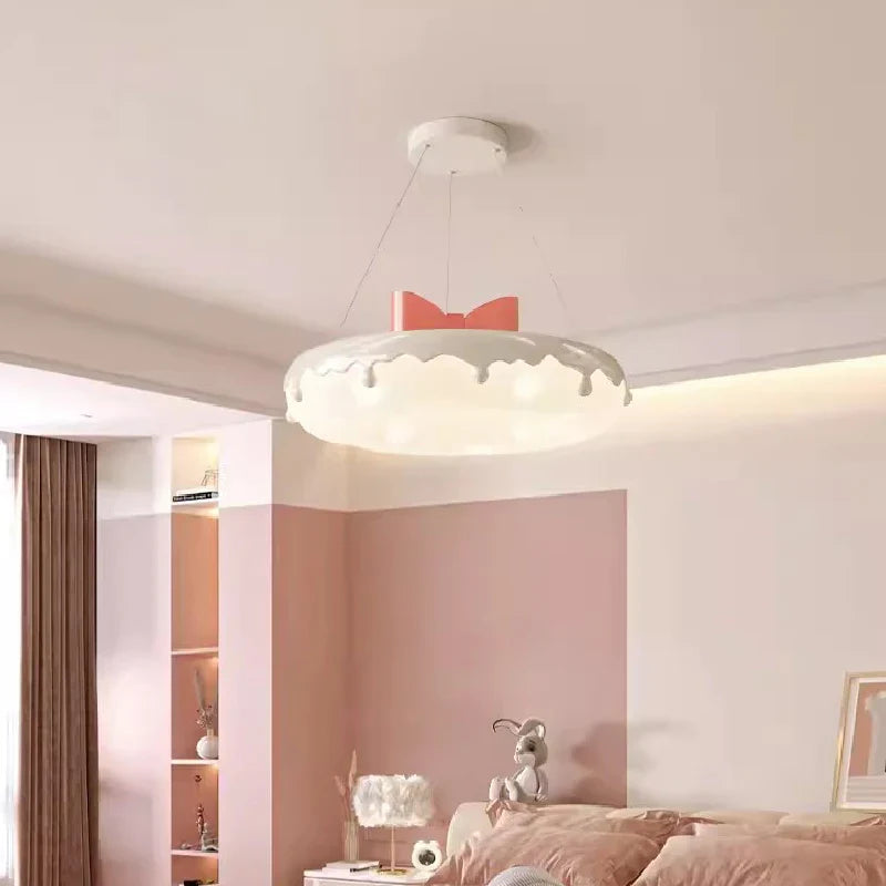 lampadario a forma di ciambella con fiocco rosa per decorazione infantile