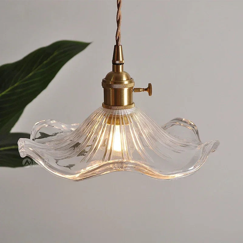 lampadario nordico moderno in ottone e vetro design elegante per ristorante