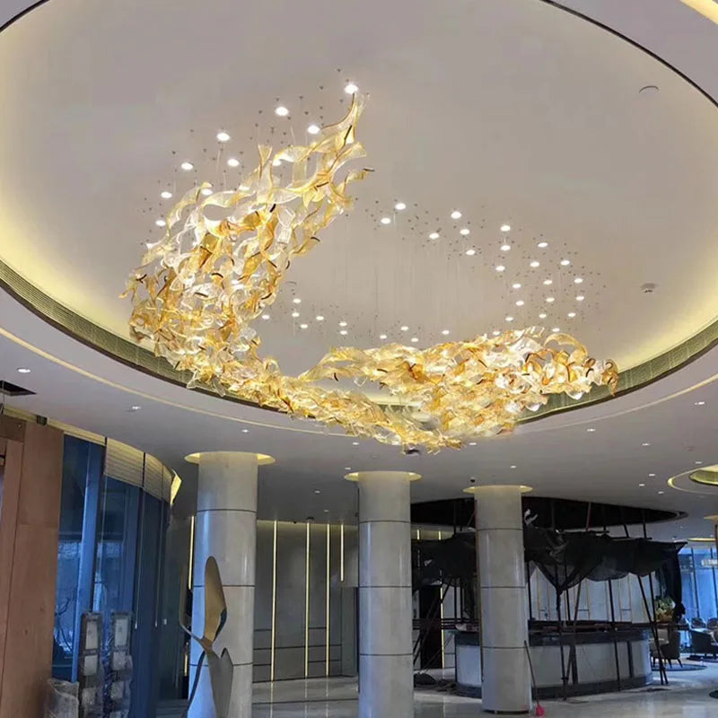 Lampadario di design in vetro su misura per un interno elegante