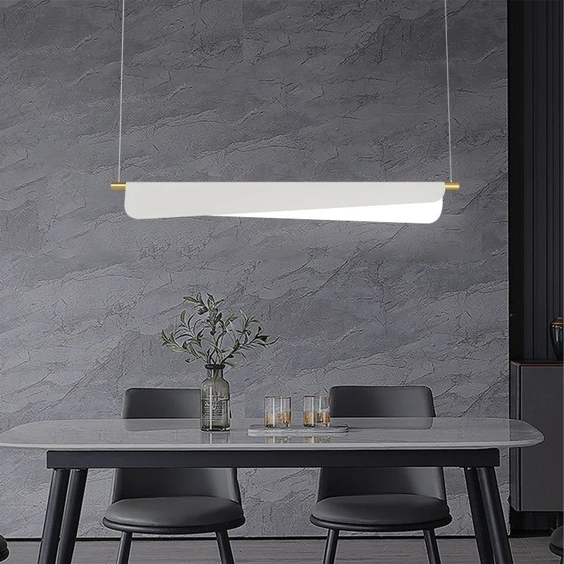 Elegante lampadario nordico moderno luminoso