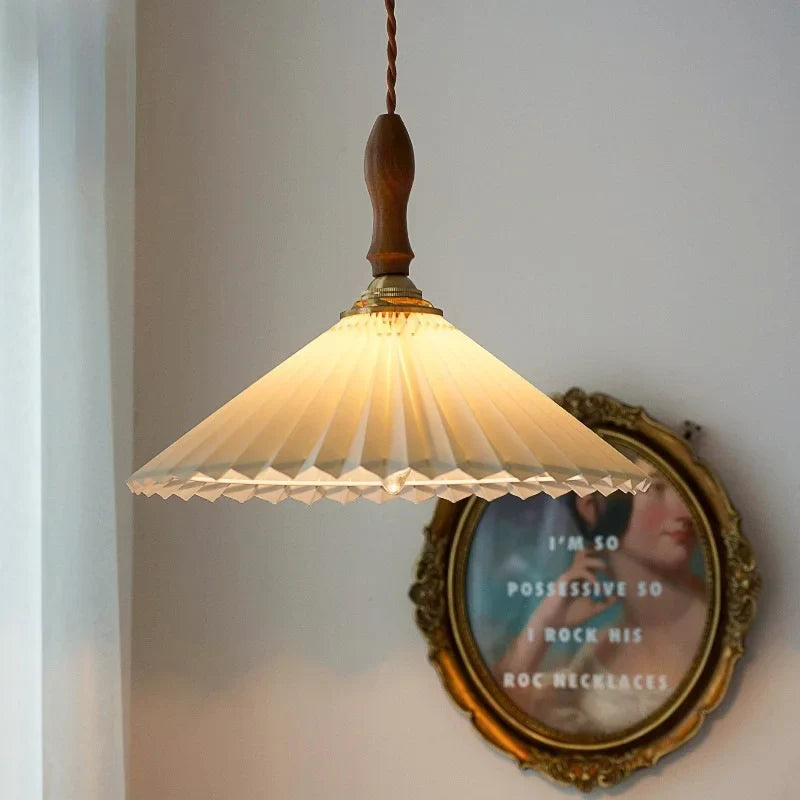 Lampadario plissettato retrò nippo-scandinavo elegante