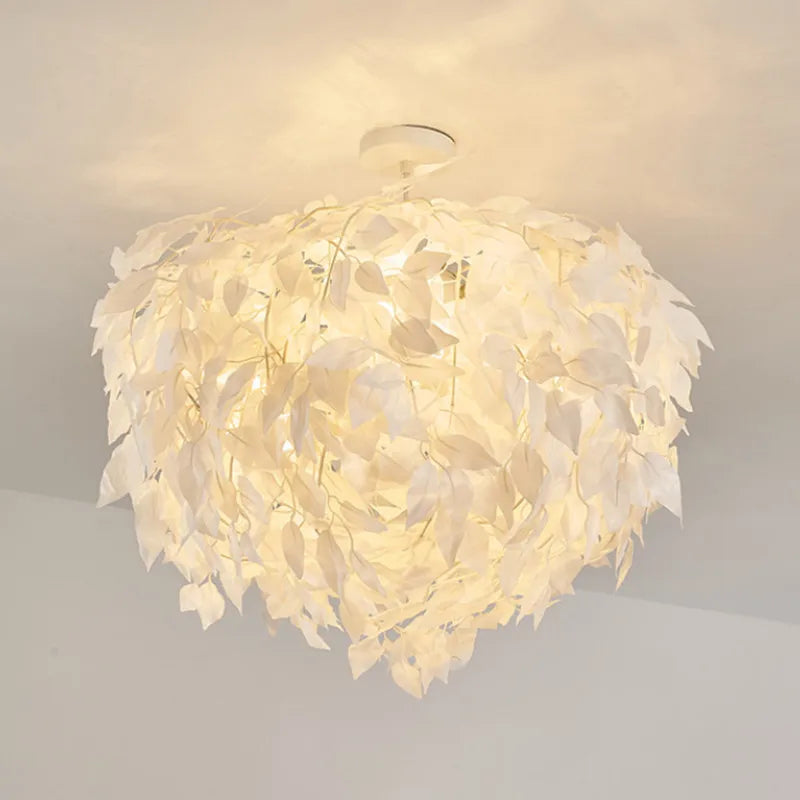 lampadario in foglie di plastica per un'atmosfera romantica e decorativa