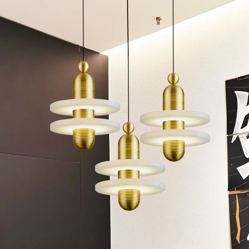 Lampadario in marmo nordico contemporaneo luminoso.