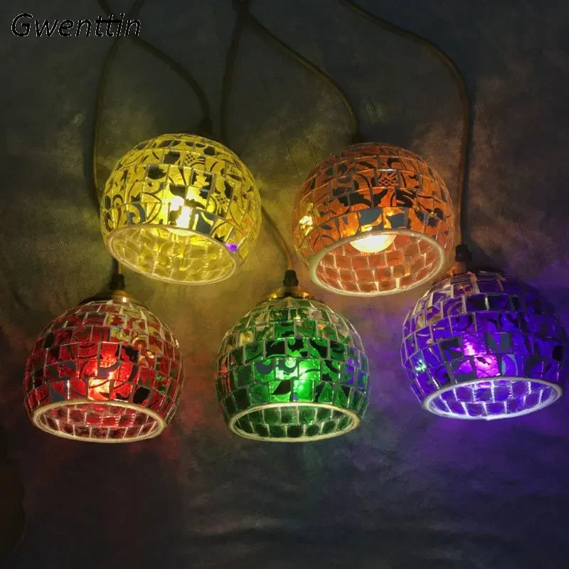 lampadario vintage in vetro colorato per decorazione d'interni elegante