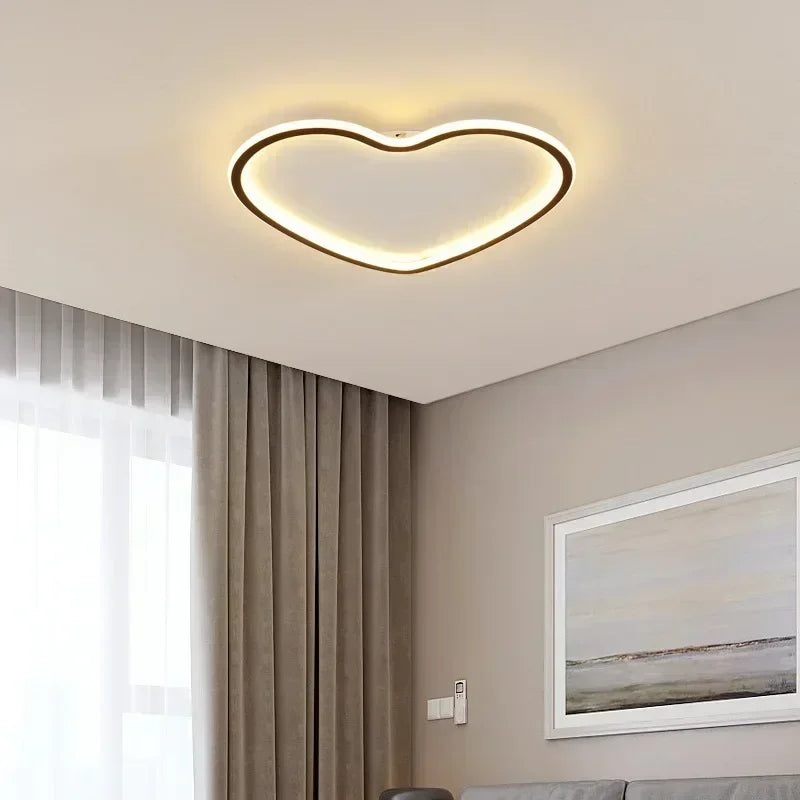 Lampadario moderno che illumina l'interno elegante