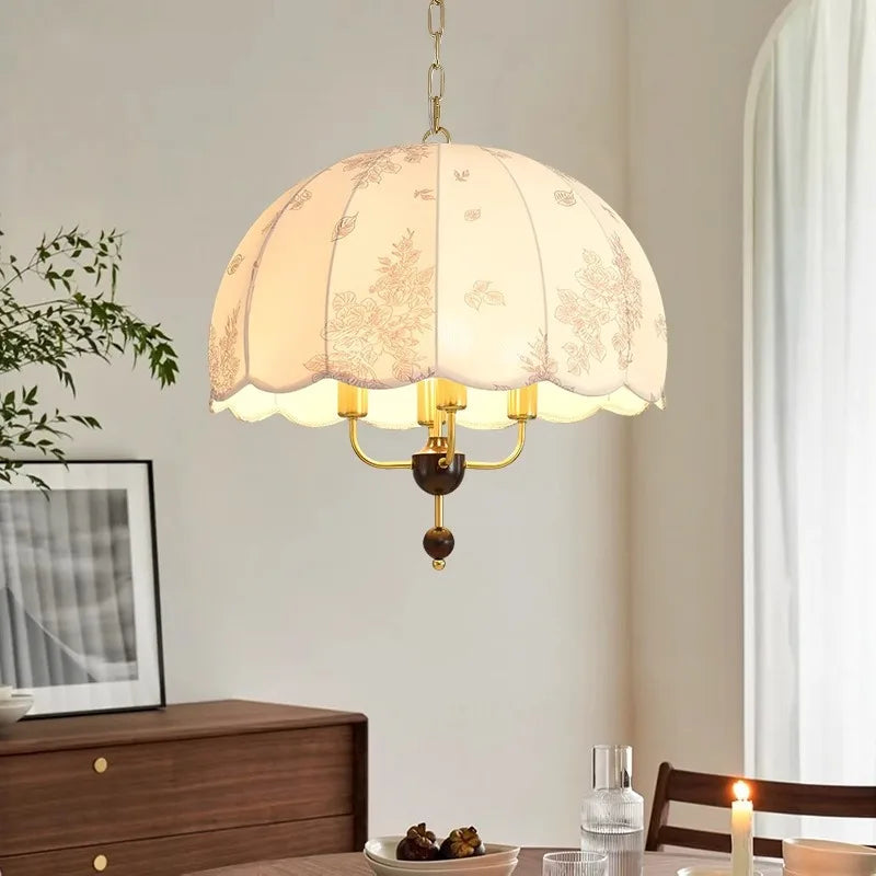 lampadario medievale francese vintage in legno e tessuto