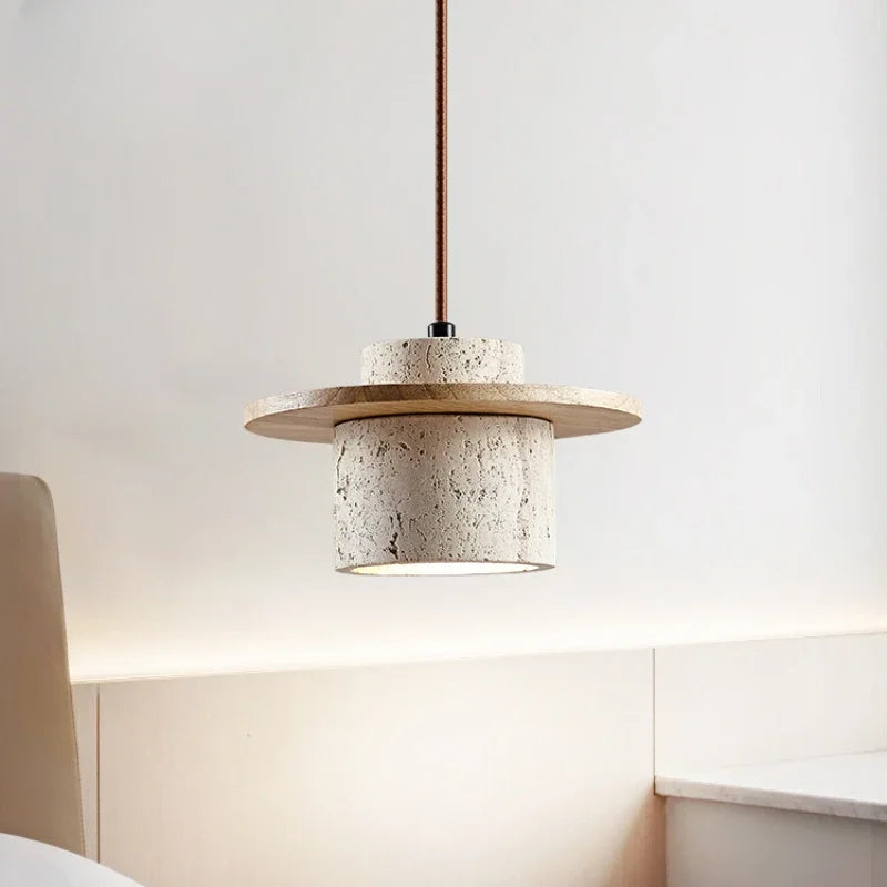 Elegante lampadario vintage con pietre preziose.