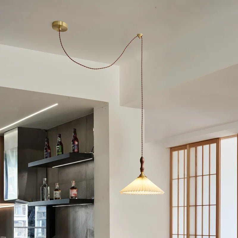 lampadario vintage giapponese con paralume plissettato in noce