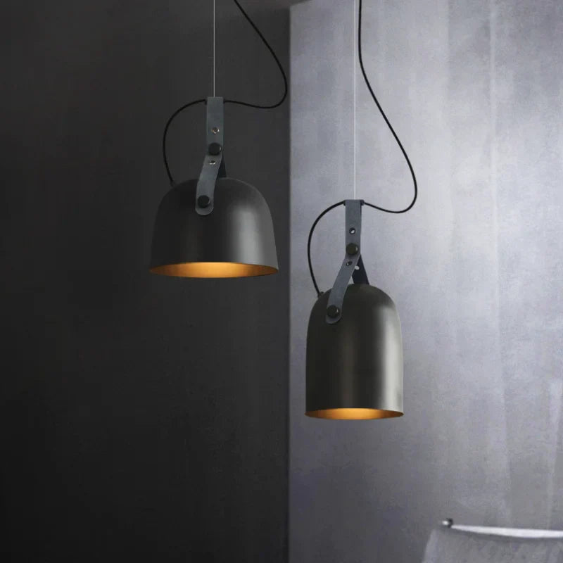 Lampada a sospensione vintage in metallo grezzo.
