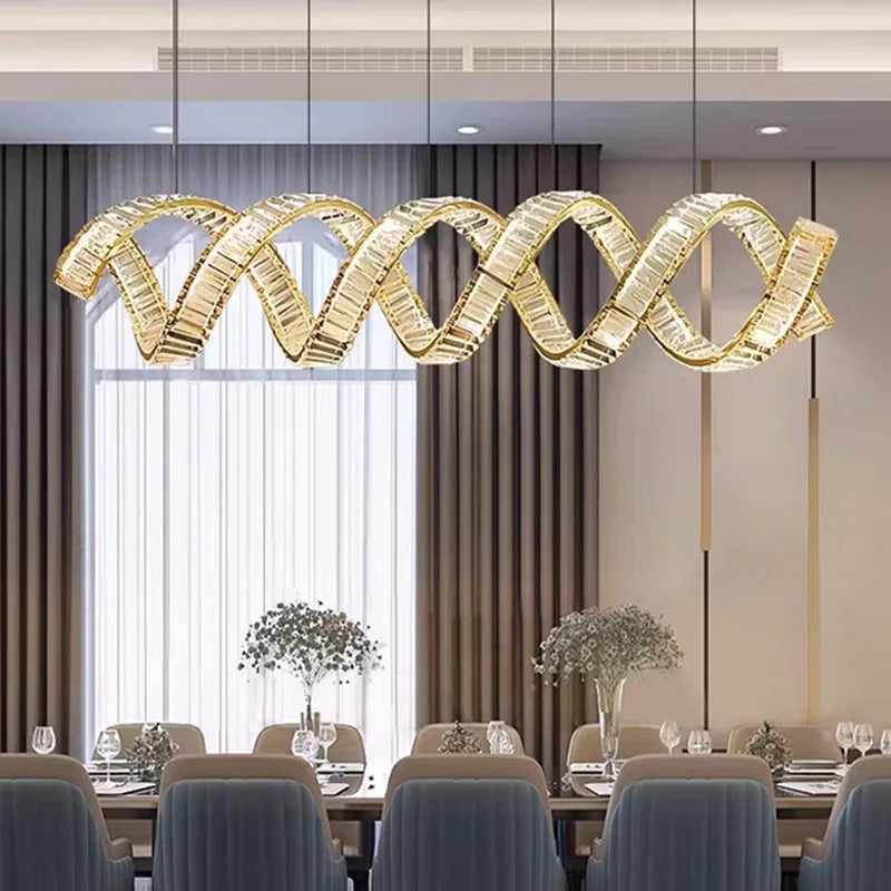 lampadario sospeso design a spirale in cristallo moderno