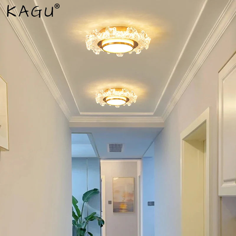 "Lampadario moderno che illumina lo spazio interno"