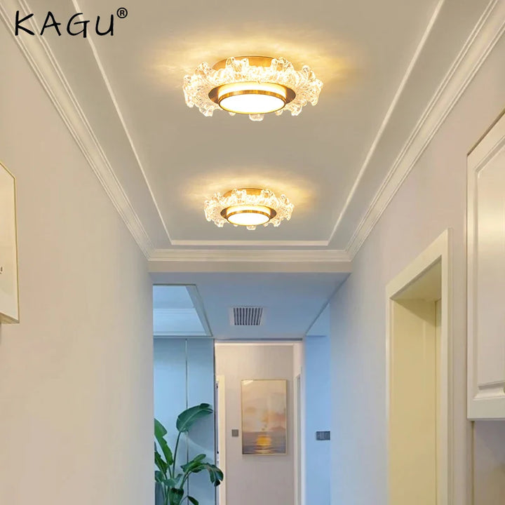 "Lampadario moderno che illumina lo spazio interno"