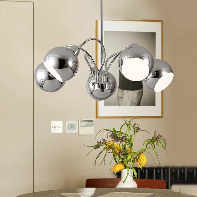 Elegante lampadario nordico con globi luminosi