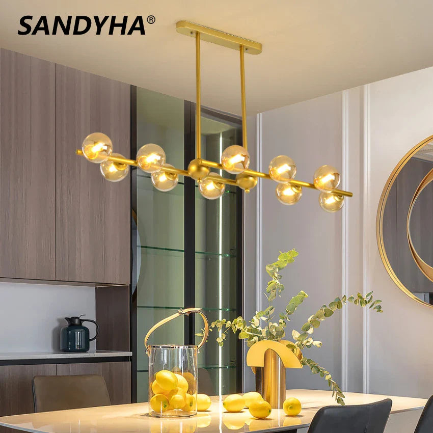 Elegante lampadario moderno sospeso e luminoso