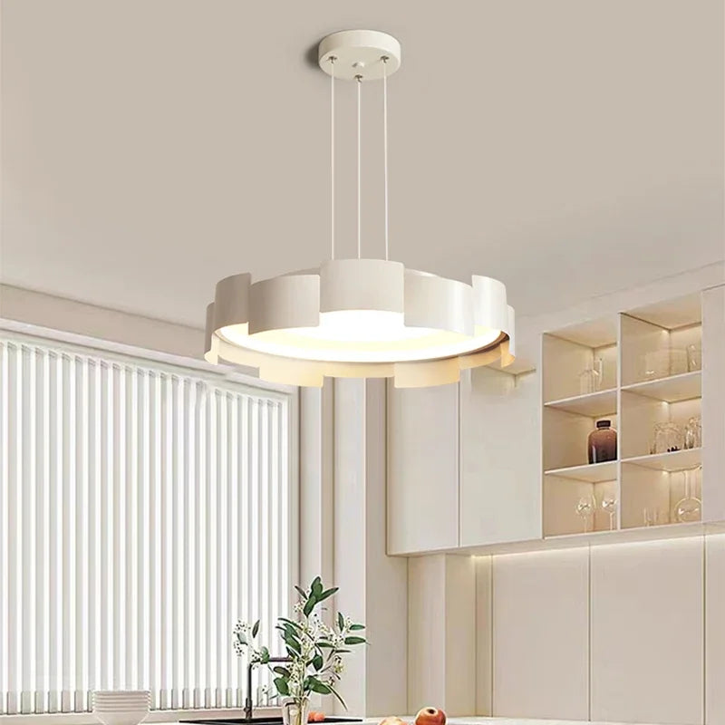 Lampadario moderno bianco elegante e luminoso.