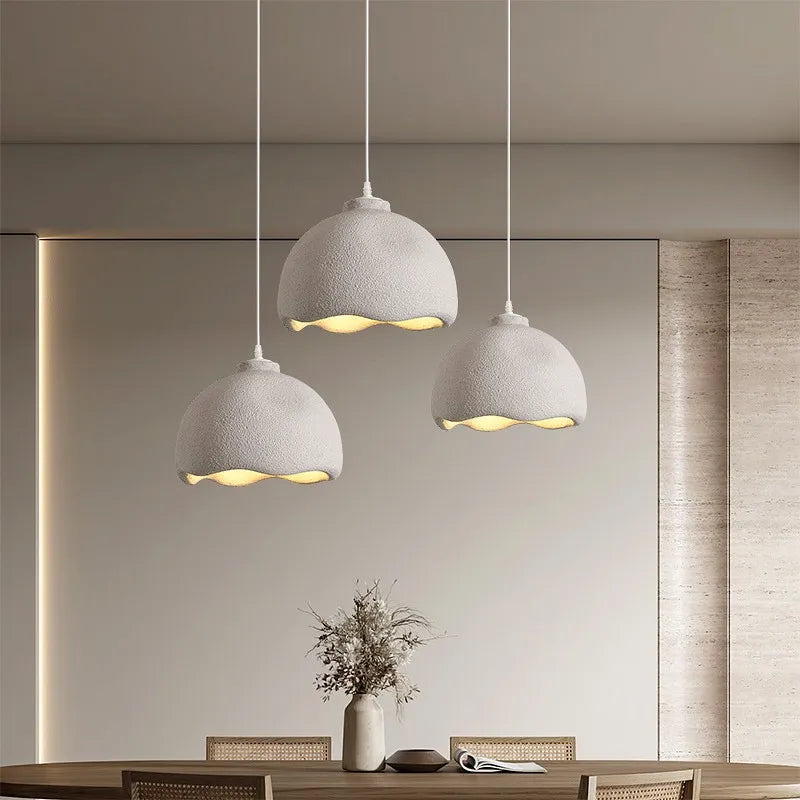 Lampadario luminoso moderno ed elegante.
