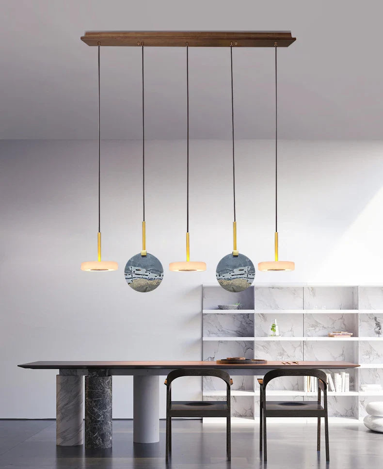 lampadario sospeso in legno naturale o marmo dorato con illuminazione a LED