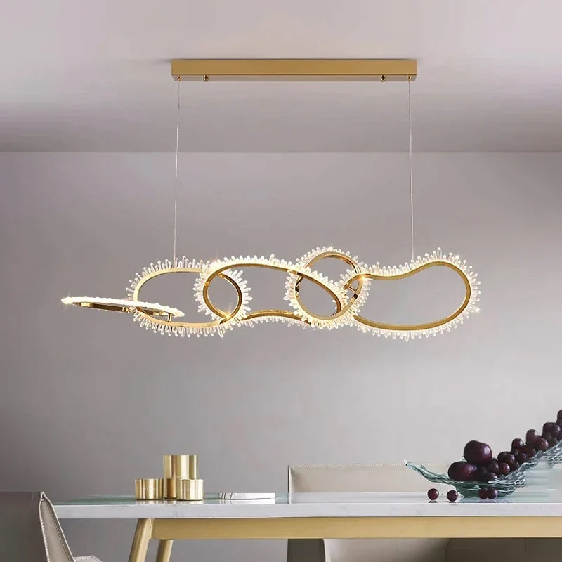 lampadario di lusso in cristallo con anelli LED moderni