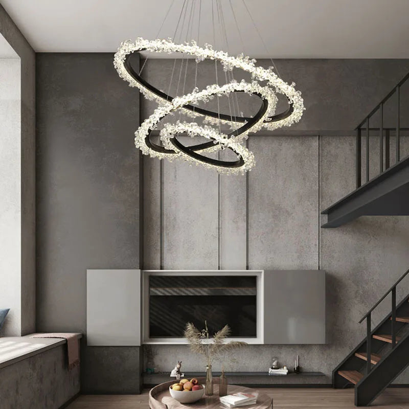 lampadario in cristallo di lusso con anello dorato luminoso ed elegante